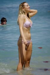 mira sorvino bikini. Photo #2